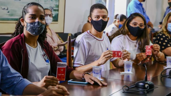 Alunos recebem chip da Claro para estudar em casa (Imagem: Divulgação/Governo do Piauí)