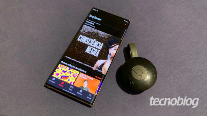 Apple Music e Google Chromecast de 2ª geração (Imagem: Ronaldo Gogoni/Tecnoblog)