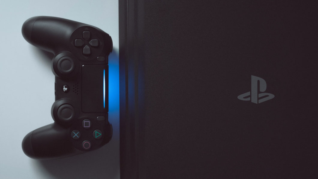 PS4 Pro e controle DualShock 4 (Imagem: Fabian Albert/Unsplash)