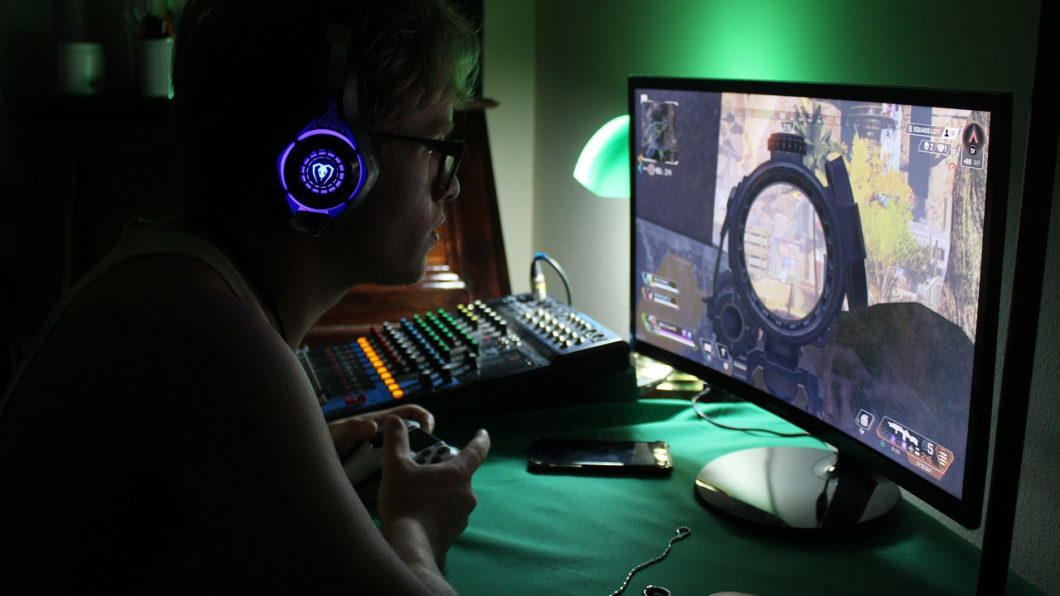 Gamer jogando PS4 (Imagem: ianvanderlinde/Pixabay)