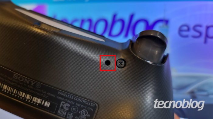Botão de reset do DualShock 4 (Imagem: Ronaldo Gogoni/Tecnoblog)