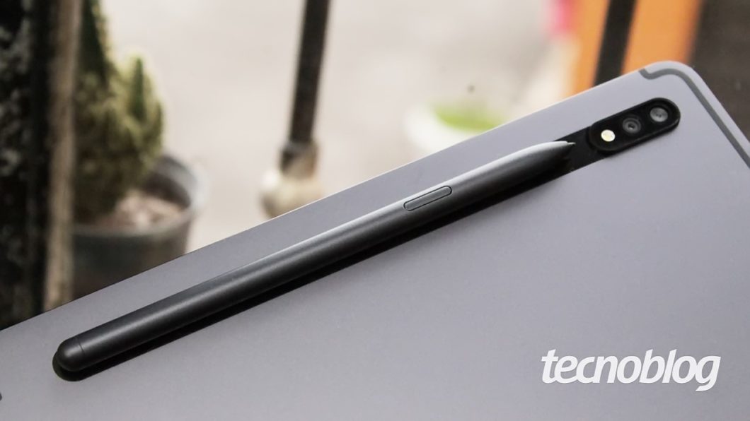 S Pen fixada ao Galaxy Tab S7 (imagem: Emerson Alecrim/Tecnoblog)
