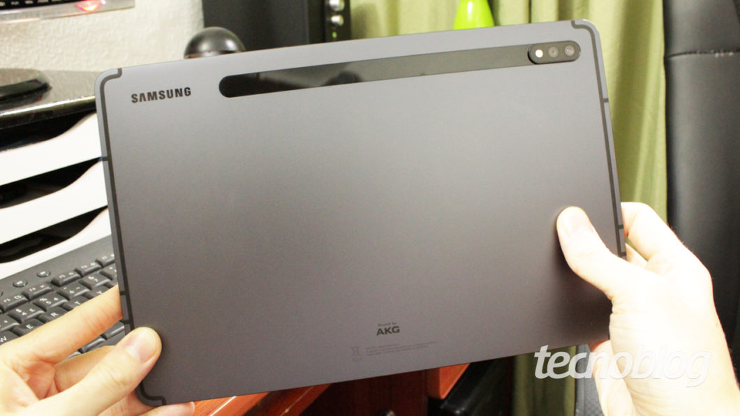 Traseira do Galaxy Tab S7 (imagem: Emerson Alecrim/Tecnoblog)