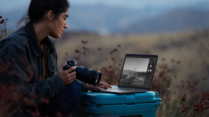 MacBook Pro sendo usado por fotógrafa (Imagem: Divulgação/Apple)