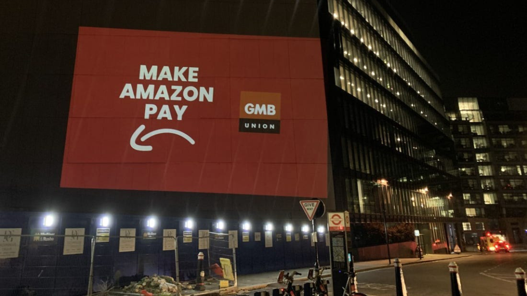"Make Amazon Pay" projetado em prédio da empresa em Londres (Imagem: Reprodução/GMB Union)
