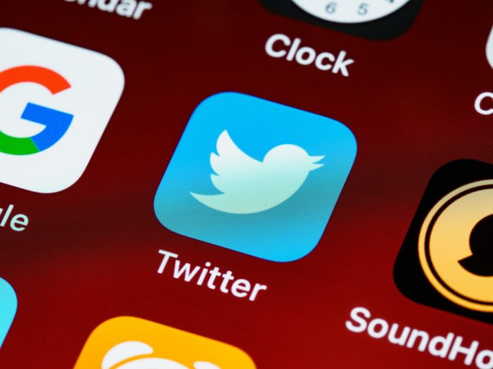 Twitter prepara alertas ao curtir tweets com informações falsas