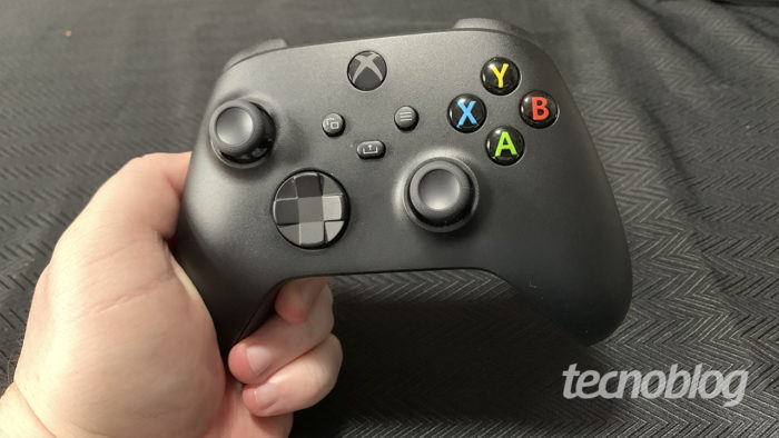 O controle do Xbox Series X e S traz botão Share (Imagem: Felipe Vinha/Tecnoblog)