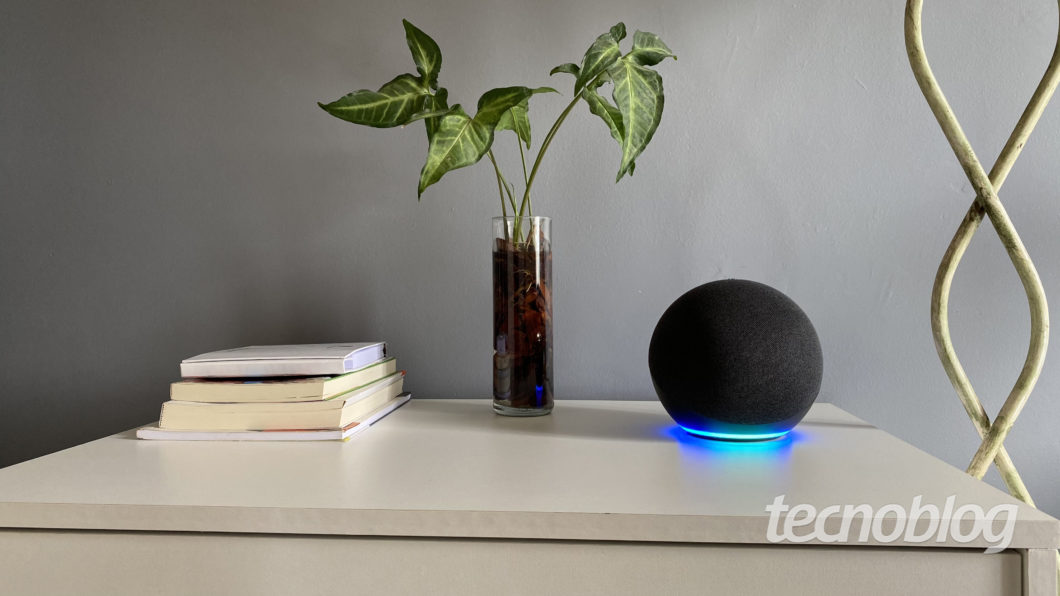 Smart Speaker  Echo 4ª Geração com Hub de Casa Inteligente e