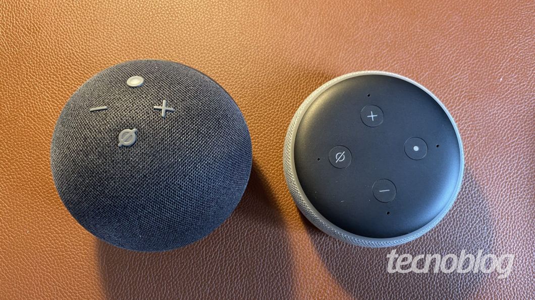 Amazon Echo Dot 4ª geração (esquerda) e 3ª geração (direita) (Imagem: Darlan Helder/Tecnoblog)