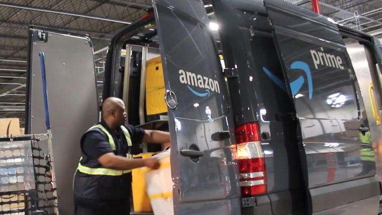 Amazon nega que motoristas urinam em garrafas para bater metas, mas…