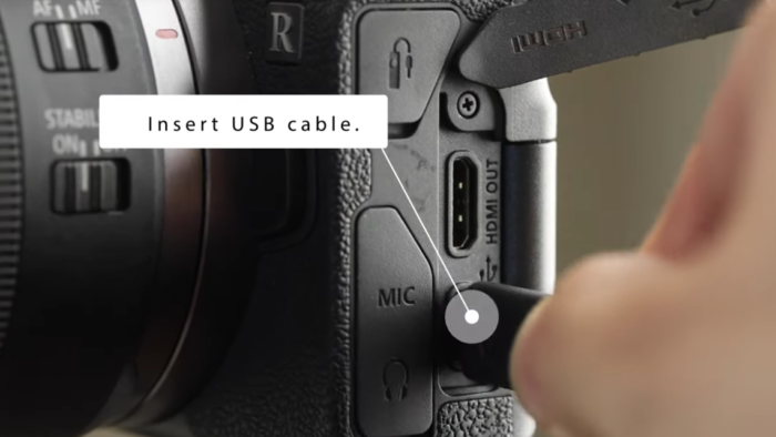 Canon com cabo USB (Imagem: Divulgação/Canon)