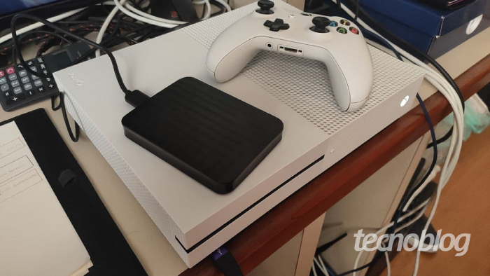 HD externo conectado ao Xbox One (Imagem: Leandro Kovacs/Tecnoblog)