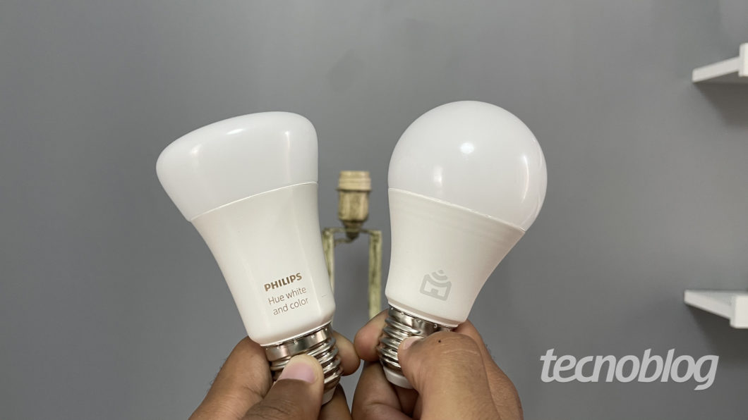 Lâmpadas inteligentes Philips Hue e Smart Lâmpada Wi-Fi Positivo Casa Inteligente (Imagem: Darlan Helder/Tecnoblog)