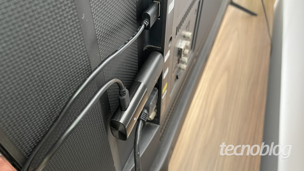 Instalação do Xiaomi Mi TV Stick na televisão (Imagem: Darlan Helder/Tecnoblog)