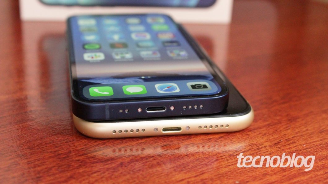 iPhone 12 Mini comparado a um iPhone XR (imagem: Emerson Alecrim/Tecnoblog)