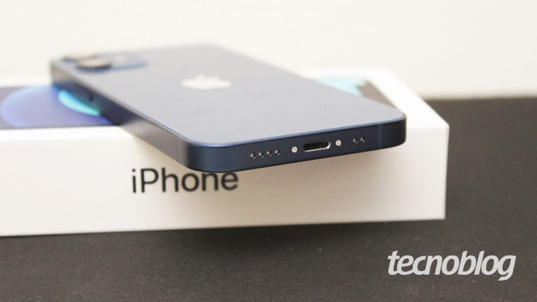 Galeria iPhone 12 Mini - Alto-falante e porta Lightning do iPhone 12 Mini (imagem: Emerson Alecrim/Tecnoblog)