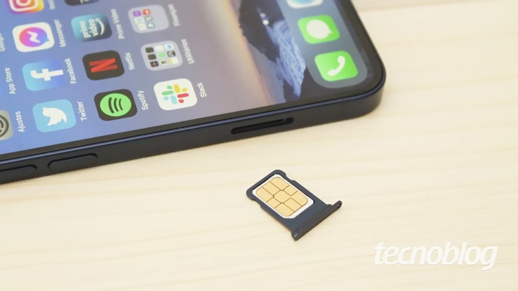 Gaveta de SIM card do iPhone 12 Mini (imagem: Emerson Alecrim/Tecnoblog)