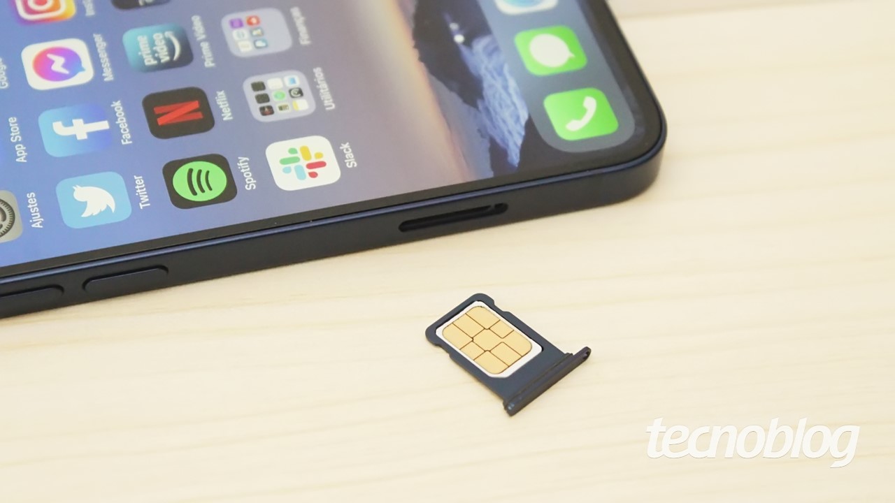 iPhone com o chip para fora (imagem: Emerson Alecrim/Tecnoblog)
