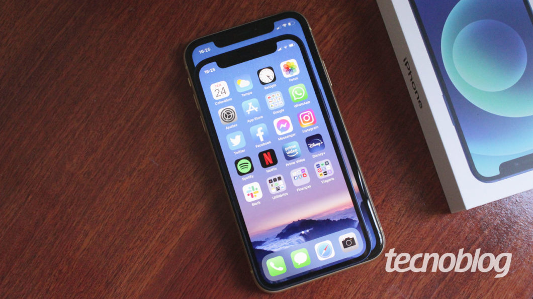 iPhone 12 Mini comparado a um iPhone XR (imagem: Emerson Alecrim/Tecnoblog)