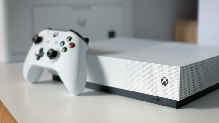 Xbox One S e controle (Imagem: Louis-Philippe Poitras/Unsplash) / assistente digital xbox google