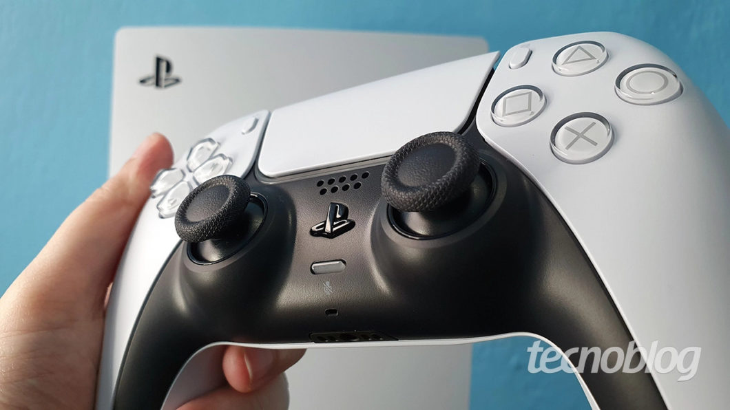 PlayStation 5 e controle DualSense (Imagem: Vivi Werneck/Tecnoblog)