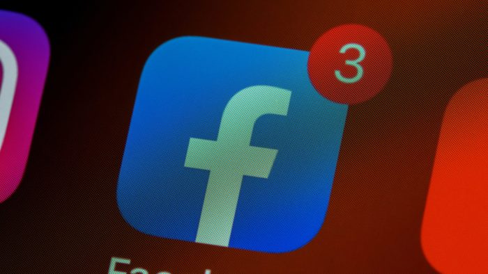 Facebook já testa figurinhas com anúncios para colocar nos Stories