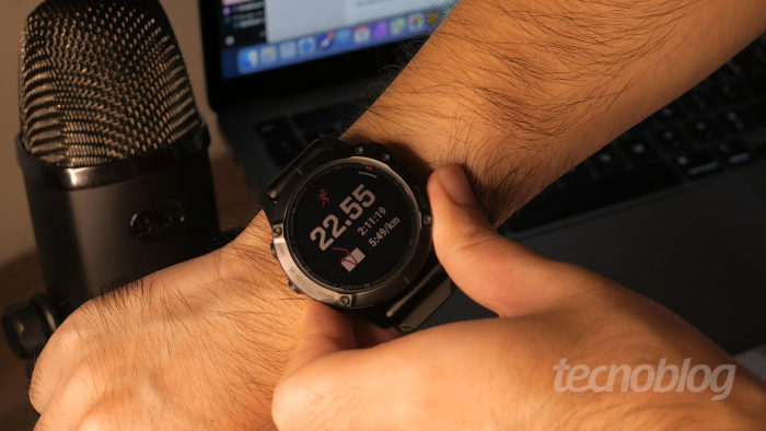 O Garmin Fenix 6 Pro Sapphire é um smartwatch com GPS (imagem: Paulo Higa/Tecnoblog)