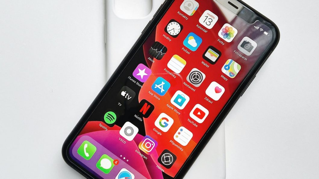 iPhone entrega recurso de lupa que amplia textos e objetos pequenos (Imagem: David Švihovec/Unsplash)
