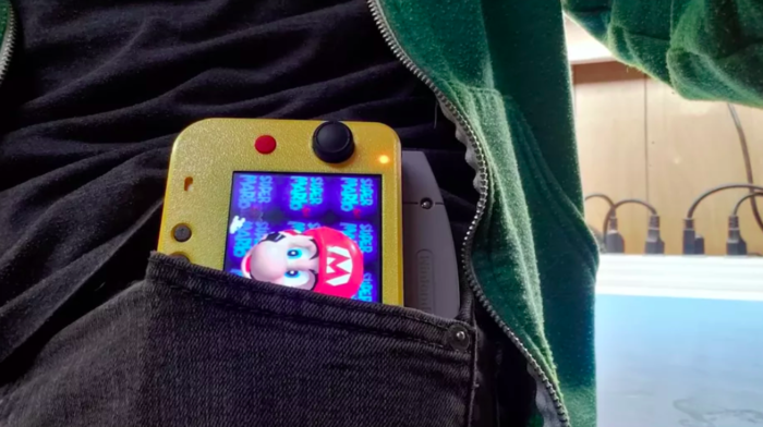 Nintendo 64 portátil cabe no bolso (Imagem: Reprodução/GmanModz)
