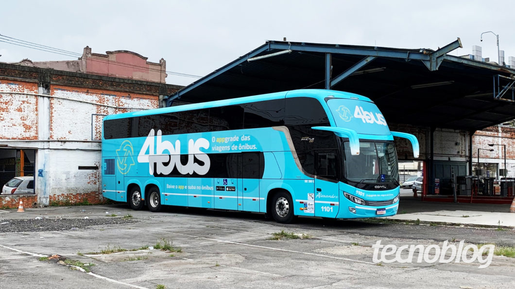 Ônibus da 4bus, outro serviço de aplicativo (imagem: Emerson Alecrim/Tecnoblog)