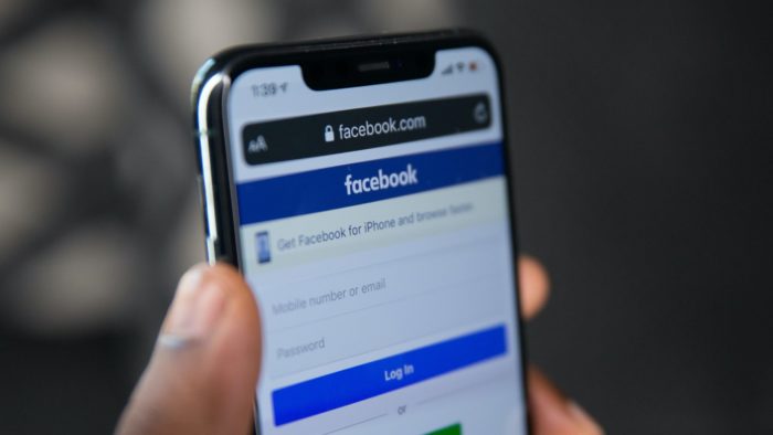 Facebook promete recomendar menos conteúdo sobre política