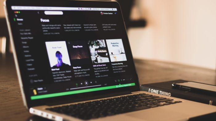 Spotify no laptop (Imagem: sgcdesignco/Unsplash)