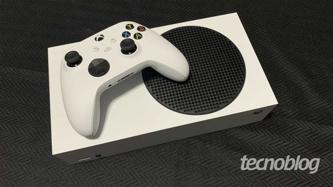Xbox Series S and controller (Image: Felipe Vinha/Tecnoblog)