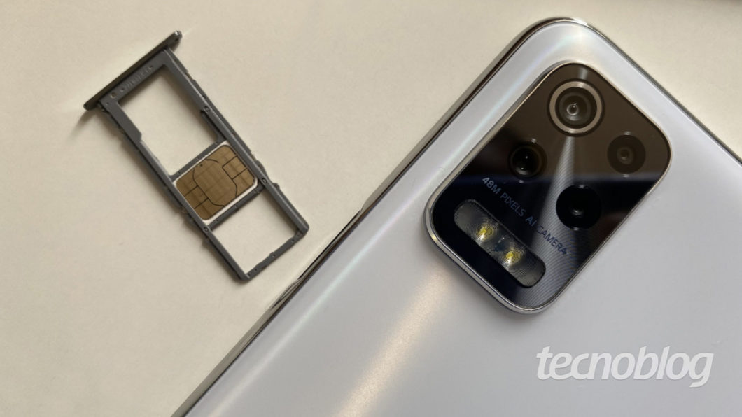 LG K62+, bandeja e cartão nano-SIM (Imagem: Darlan Helder/Tecnoblog)