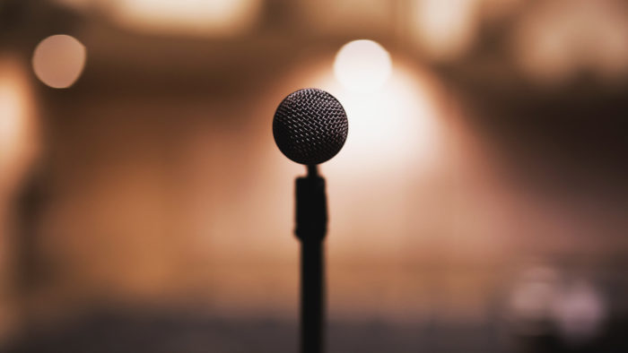 Um microfone dedicado faz diferença na hora de gravar a voz (Imagem: freestocks-photos/Pixabay)