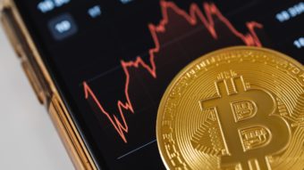 Bitcoin atinge nova máxima histórica e supera US$ 61 mil