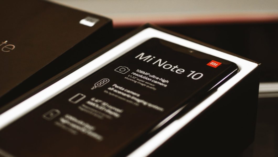 Xiaomi Mi Note 10 na caixa Imagem: Toro Tseleng/Unsplash