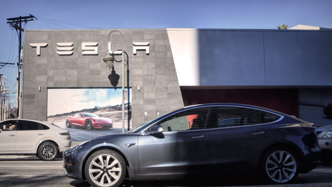 Tesla investe US$ 1,5 bilhões em bitcoin (Imagem: Chris Yarzab/Flickr)