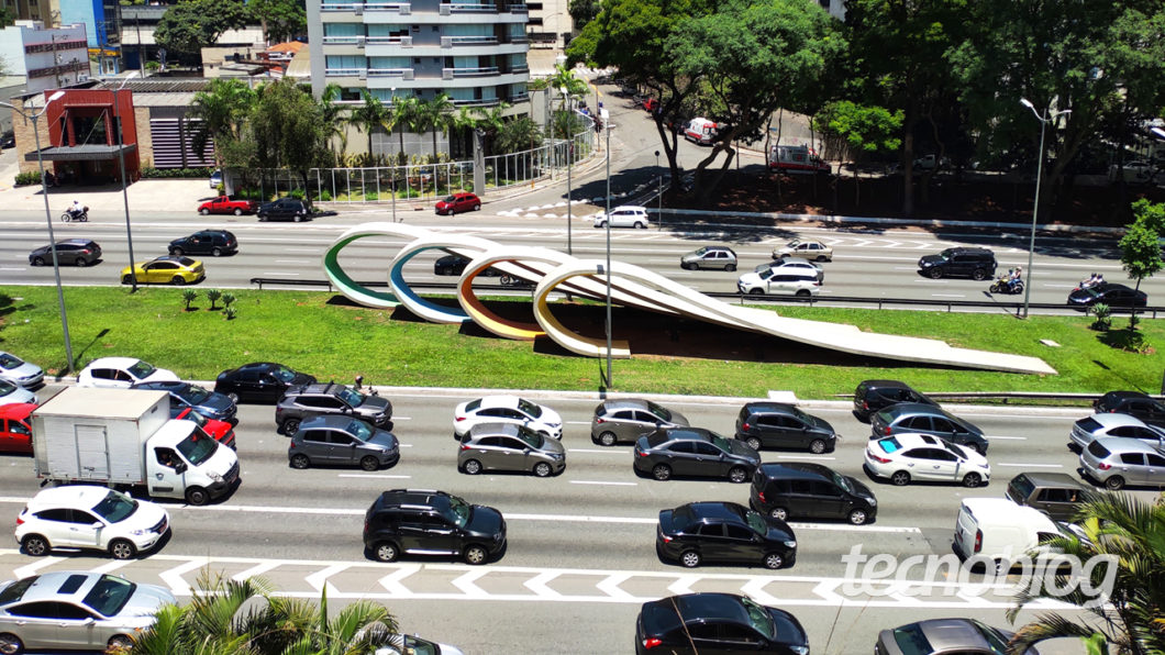 Carros em avenida de São Paulo (imagem: Emerson Alecrim/Tecnoblog)