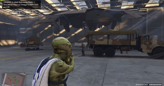 OVNI em hangar no Forte Zancudo em GTA 5 Online (Imagem: Reprodução/Rockstar Games)