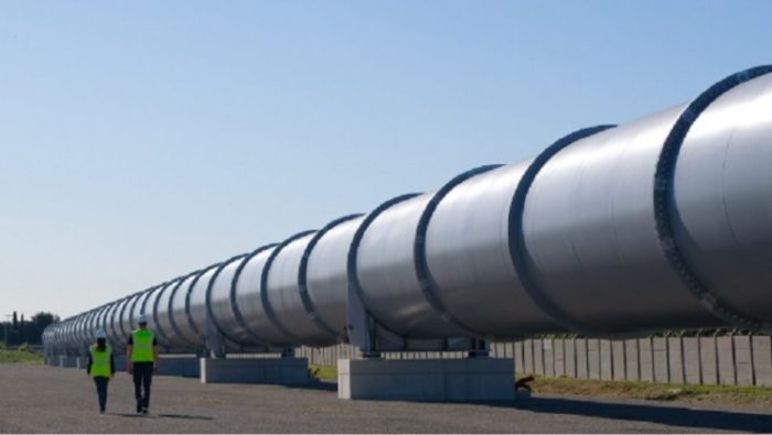 Cápsula com passageiros ou carga viaja, em alta velocidade, dentro de tubo, como nesta linha de teste na França (Imagem: Divulgação/HyperloopTT)