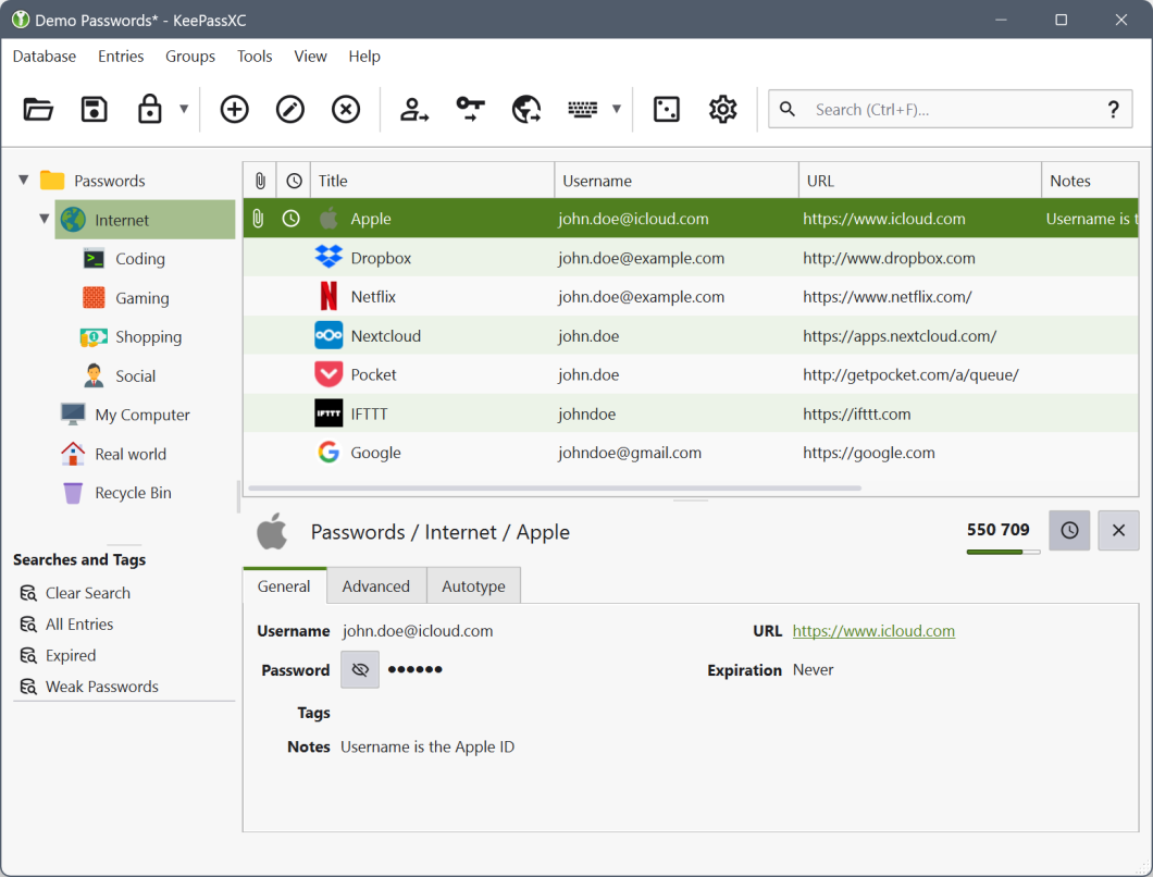 KeePassXC exibindo entradas de senhas em “Passwords / Internet / Apple”, com campos de username e URL
