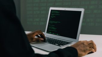 Hacker roubava dados de sites e fazia extorsão via bitcoin