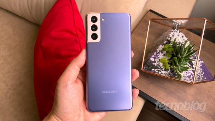 Samsung com atualizações para Galaxy S21 (Imagem: Paulo Higa/Tecnoblog)