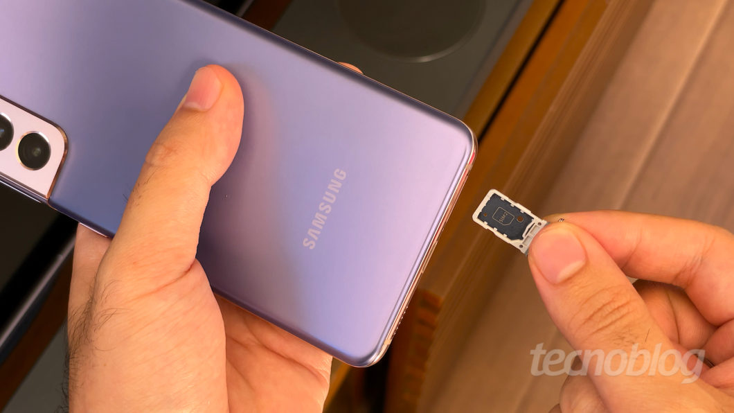 Samsung Galaxy S21 (foto) e S21 FE não têm entrada para cartão de memória microSD (Imagem: Paulo Higa/Tecnoblog)