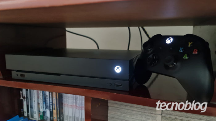 Xbox One X e controle (Imagem: Ronaldo Gogoni/Tecnoblog)