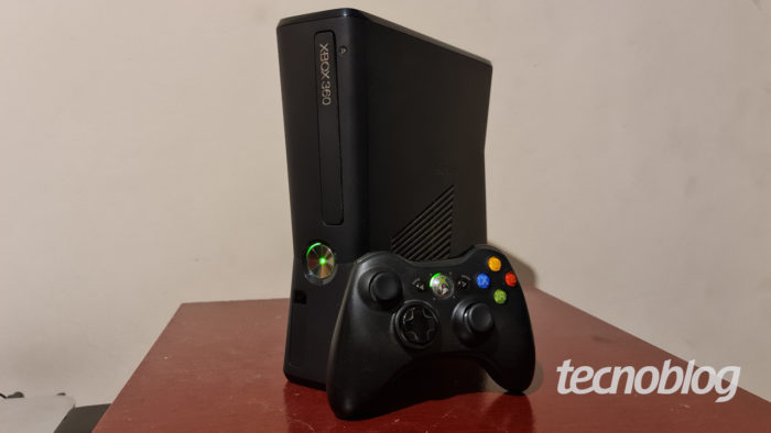 Xbox 360 e controle (Imagem: Ronaldo Gogoni/Tecnoblog)