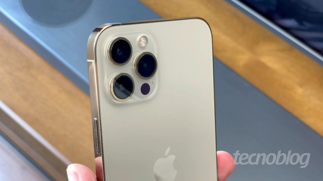 iPhone 12 Pro Max, com câmera tripla e sensor LiDAR (Imagem: Paulo Higa/Tecnoblog)