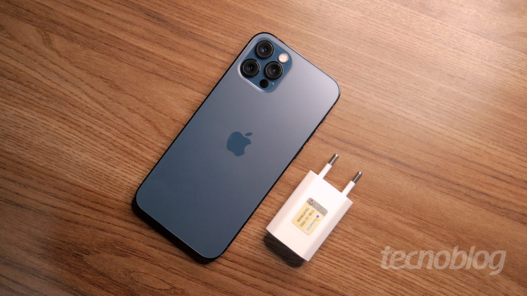 iPhone 12 Pro and plug charger (Image: Paulo Higa/APK Games)