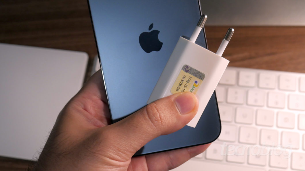 Apple é condenada a indenizar consumidora por iPhone 11 sem carregador